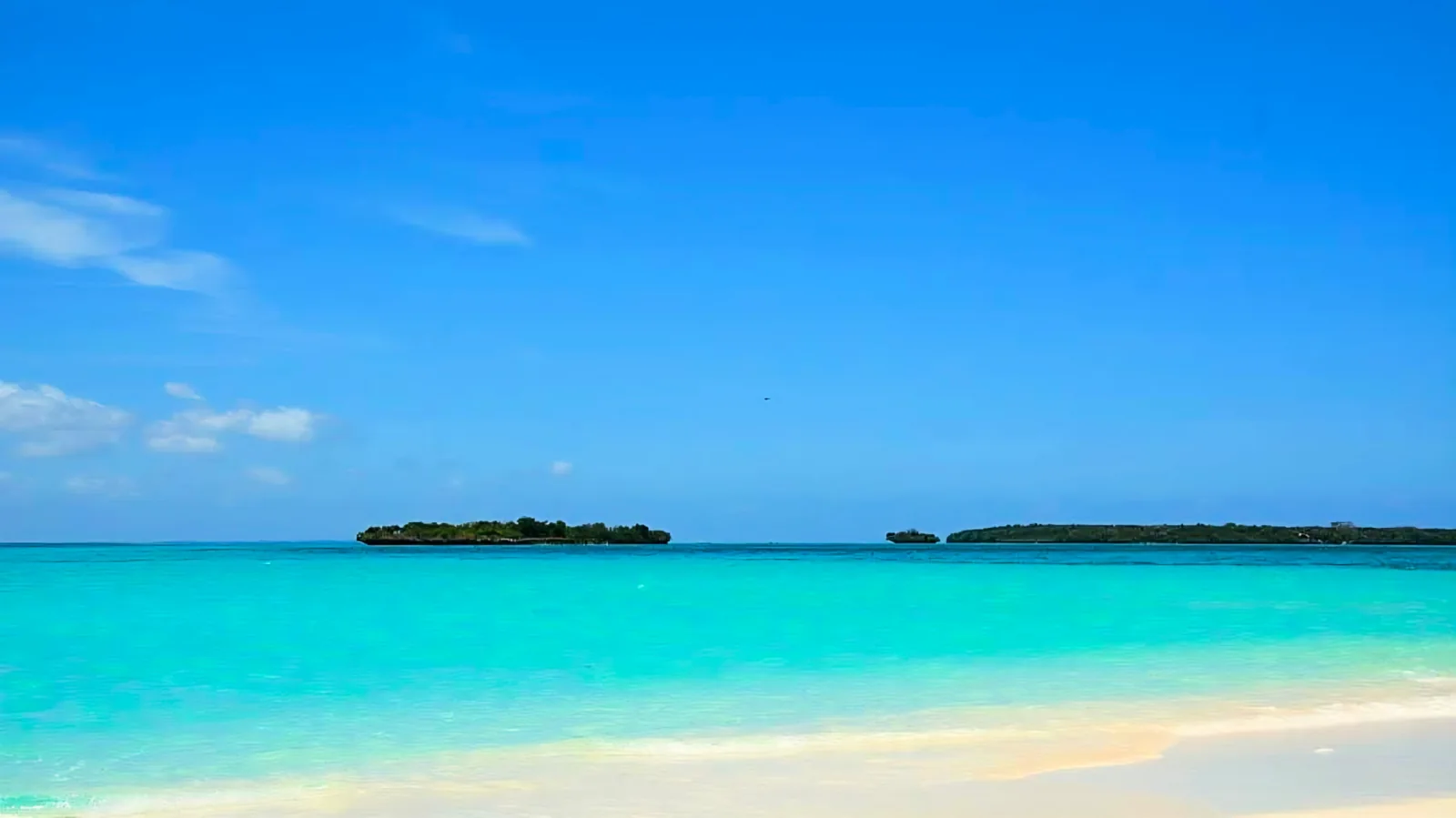 Clear turquoise water and islets around Pungume